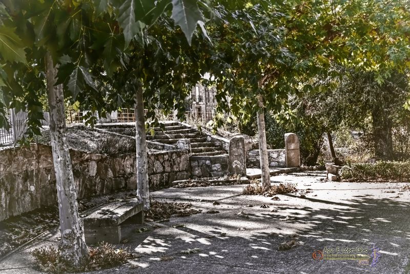 Escaleras de piedra en la plaza.jpg